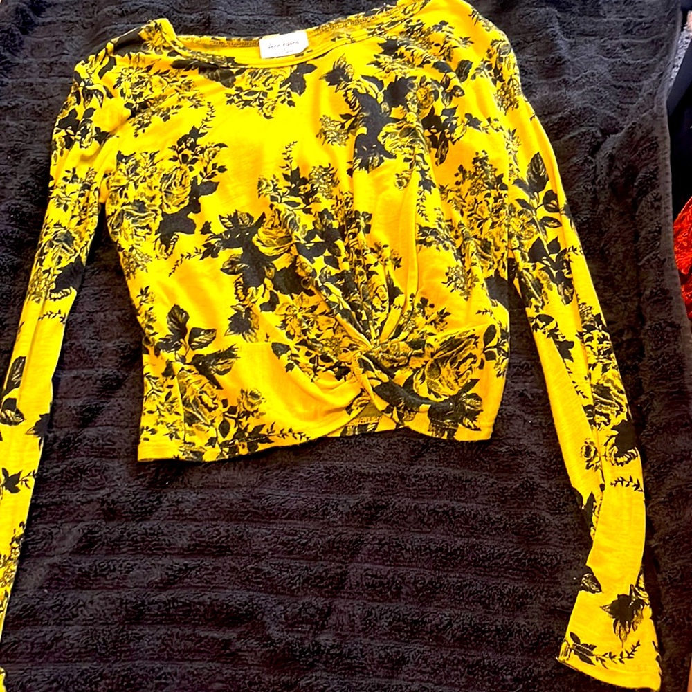 Free kisses long sleeve crop
